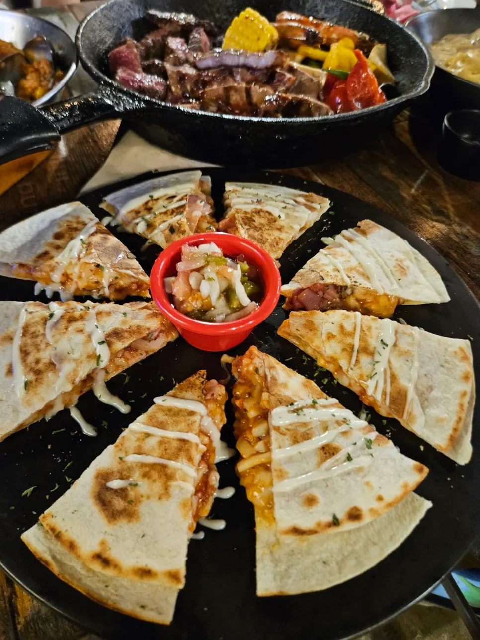 수제 살사소스와 함께 나온 BBQ 퀘사디아