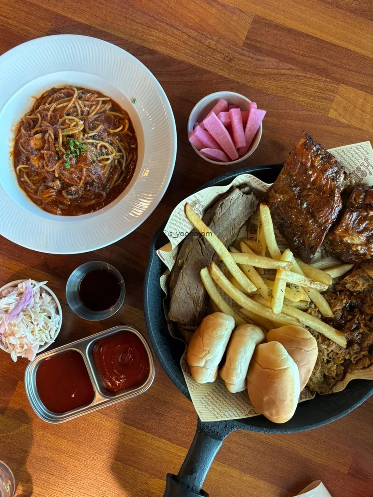 창가석에 차려진 커플 세트 한 상