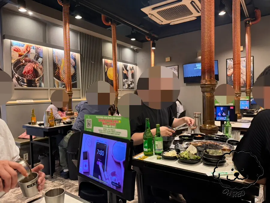 입구 쪽에 세팅된 고기 그릴링 공간