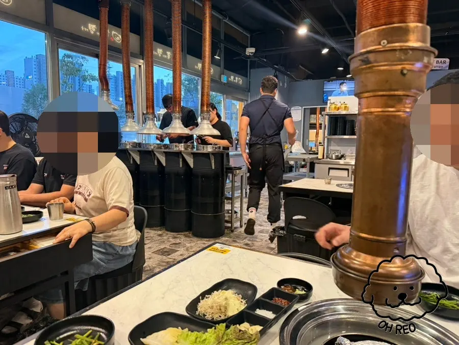 연탄불에서 고기를 굽는 그릴링 모습
