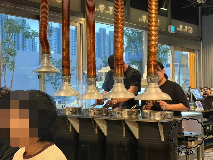고기 굽는 퍼포먼스가 보이는 매장 내부