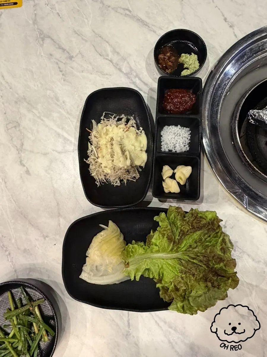 기본 반찬과 쌈 채소 세팅