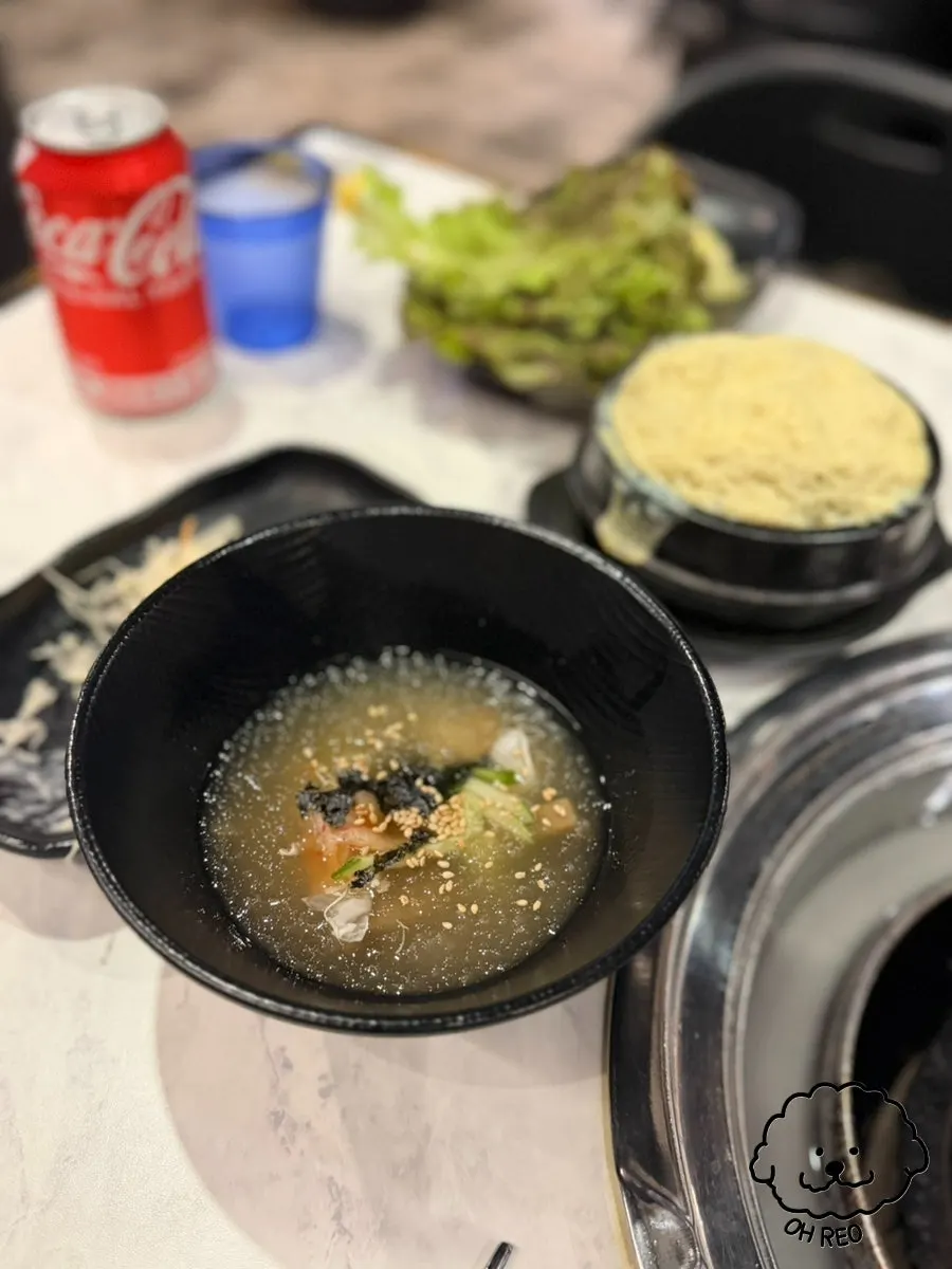 연탄불 위에서 익고 있는 버섯과 멜젓