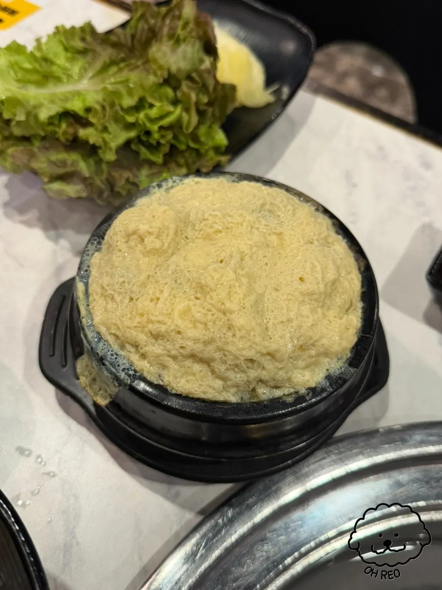 멜젓과 버섯이 끓는 불판