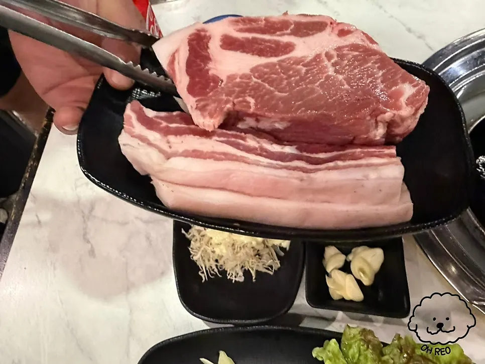 구워지기 전 보여주는 흑돼지 목살과 삼겹살