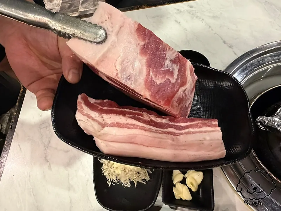 연탄에서 초벌 중인 두툼한 목살