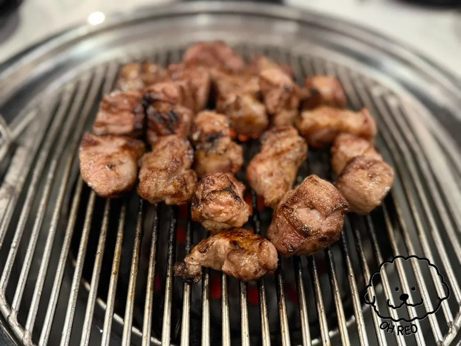 다 익은 두툼한 흑돼지 목살