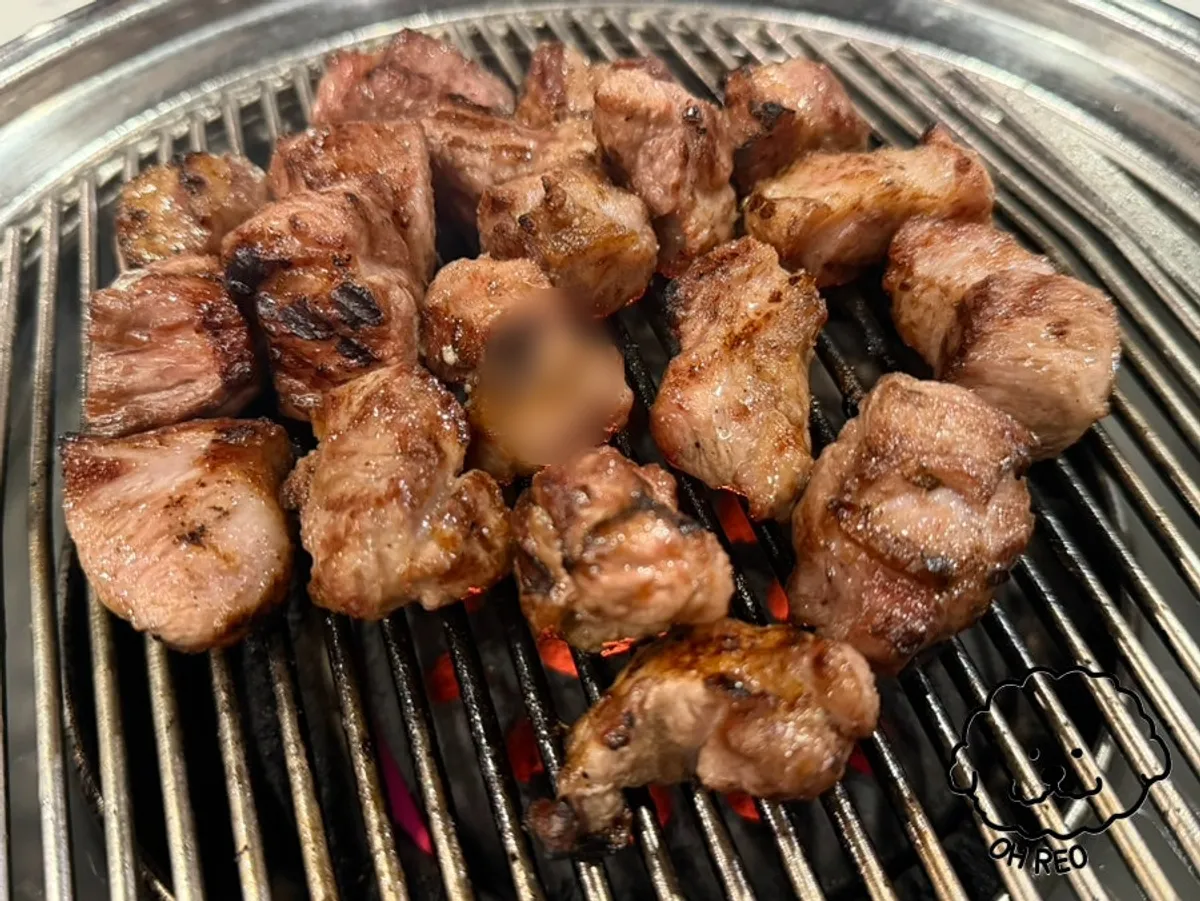 멜젓에 찍어 먹는 흑돼지 목살