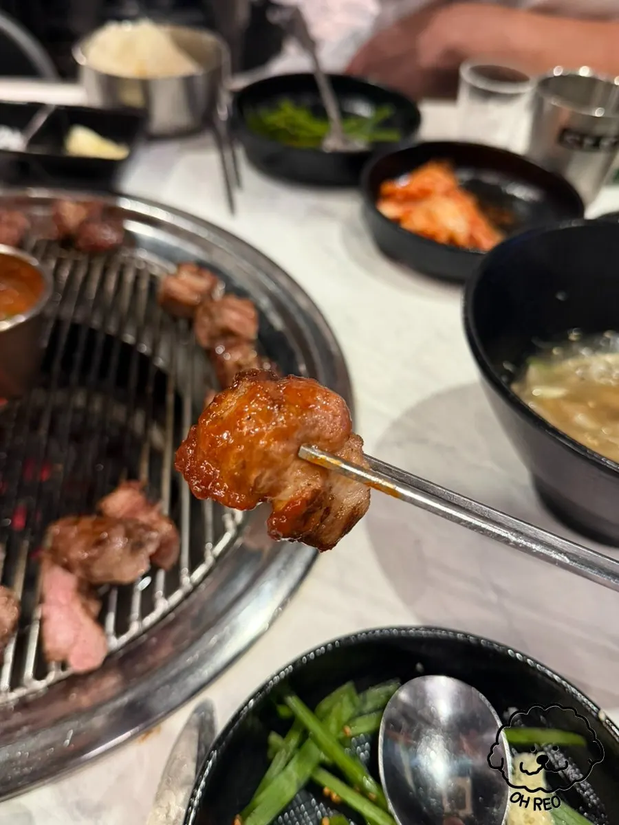 소금과 쌈장에 찍어 먹는 목살 한 점