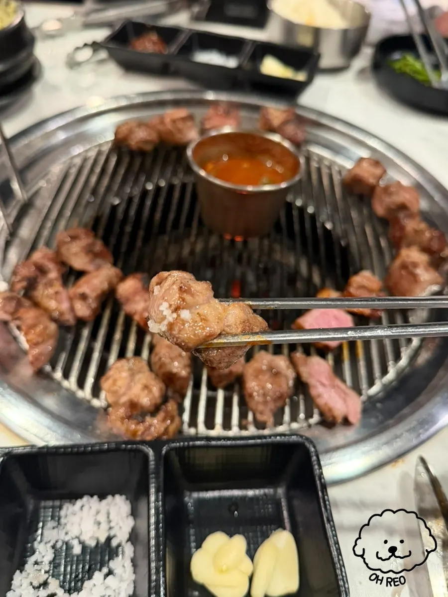 목살과 소스 세 가지 접시