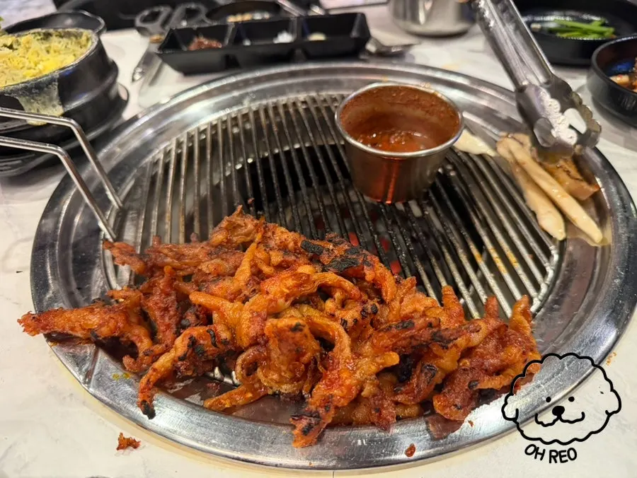 익혀서 나온 사이드메뉴 불닭발과 돼지껍데기