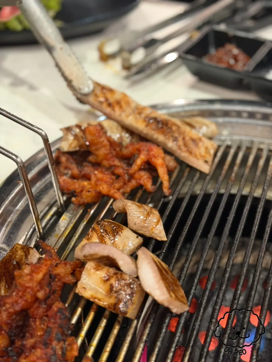 불판에 올린 돼지껍데기