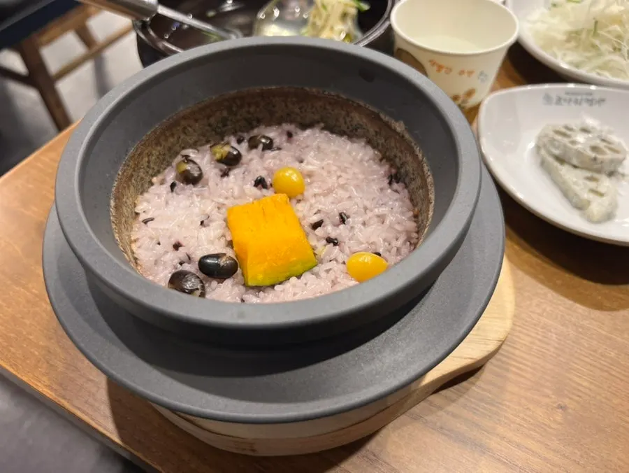 Pot rice served alongside the fish