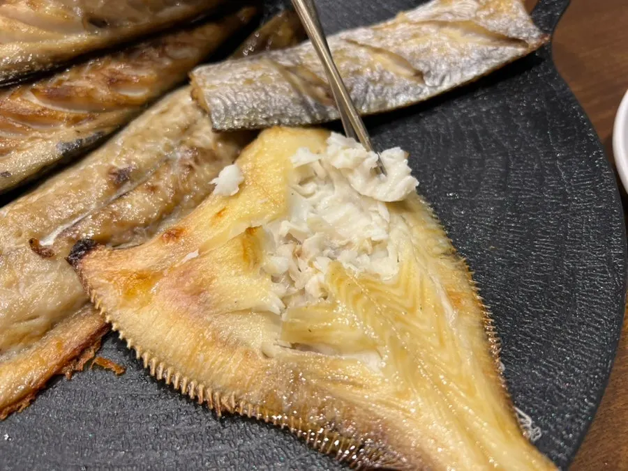 Eating pot rice together with grilled fish