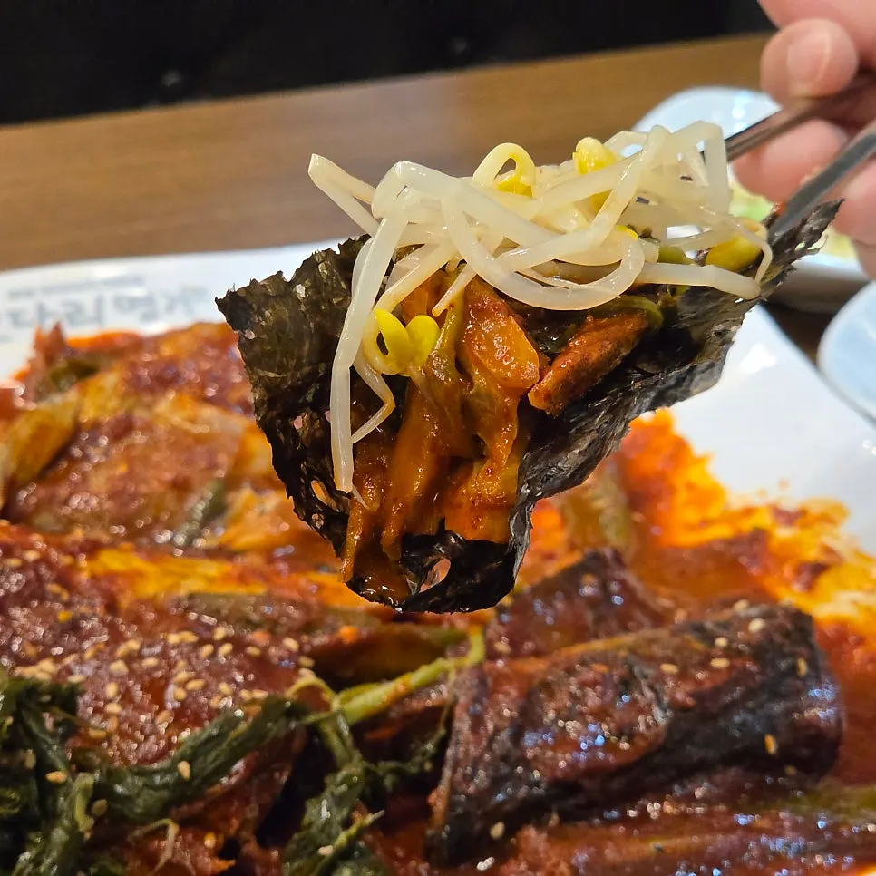 Kodari, siraegi, and bean sprouts on dried seaweed
