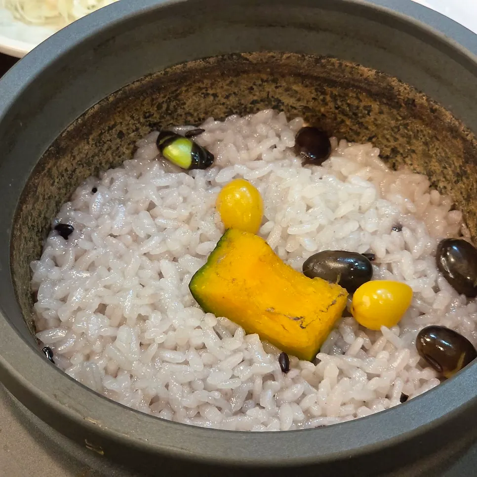 Cast-iron cauldron rice with wooden lid