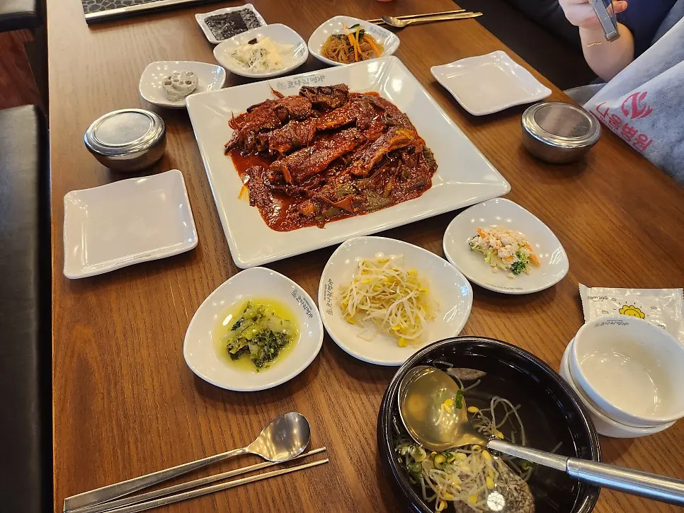 매콤 명태조림과 반찬이 놓인 테이블