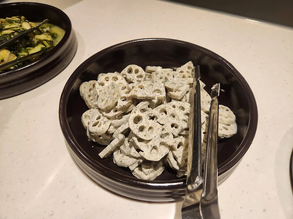 셀프바 백김치와 콩나물