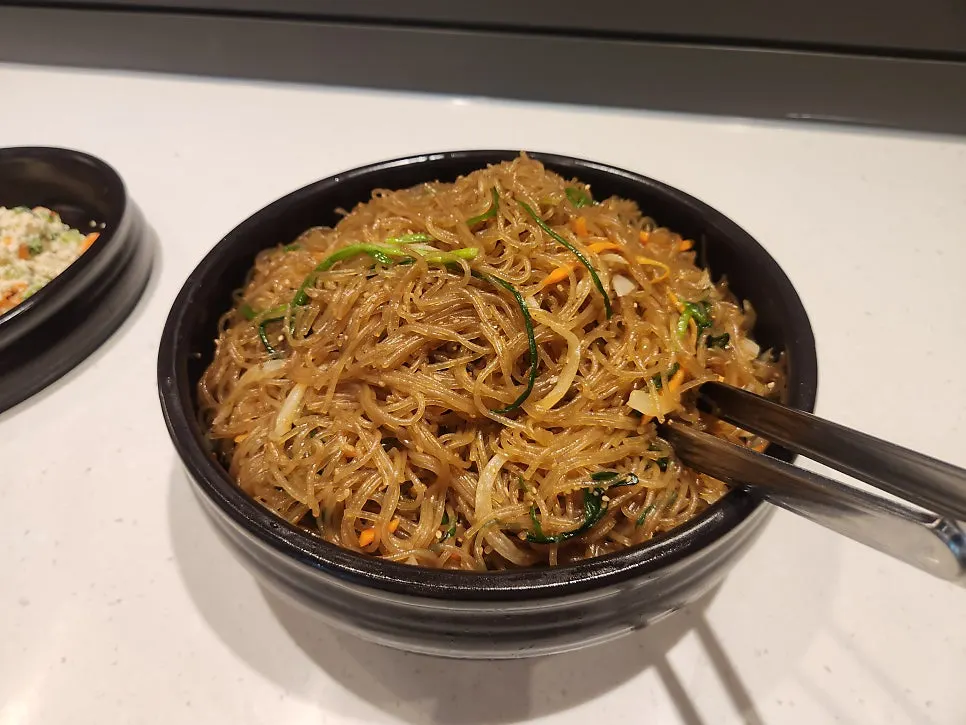접시에 담아 온 셀프바 반찬 한 접시
