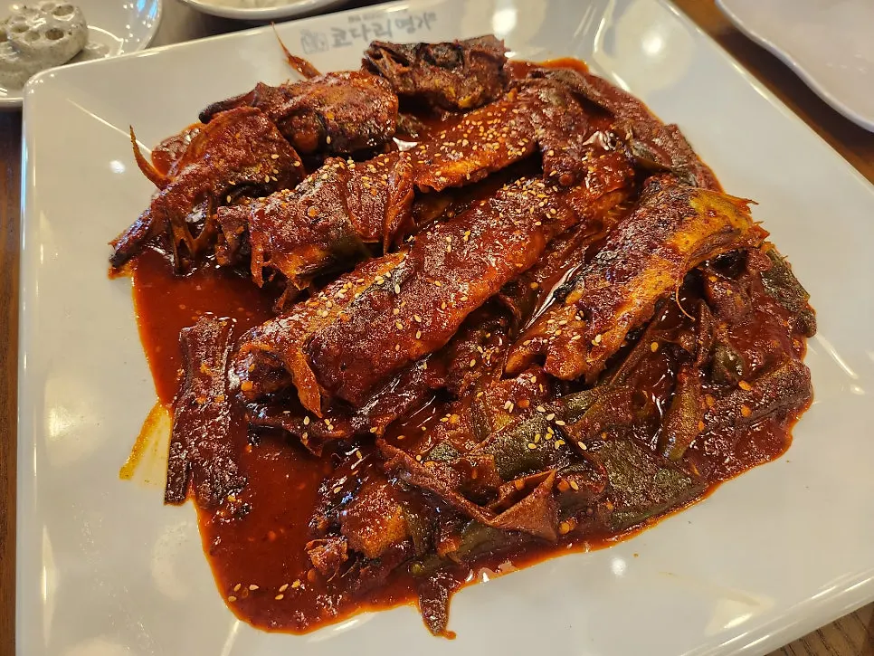 반찬과 밥이 차려진 식사 상