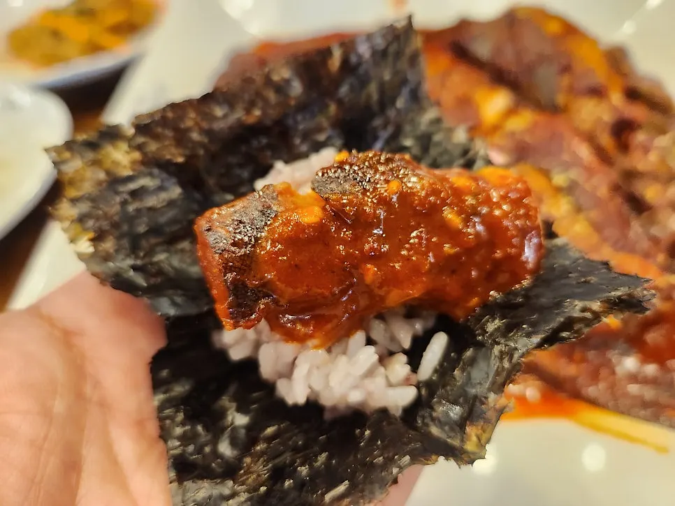 양념 묻힌 통통한 명태살을 올린 밥