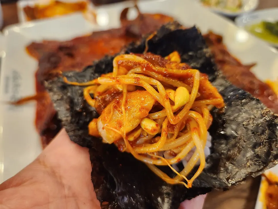 명태조림 양념에 비빈 콩나물