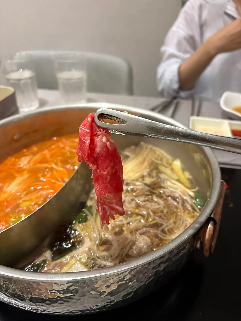Dos mitades de caldo, básico y picante