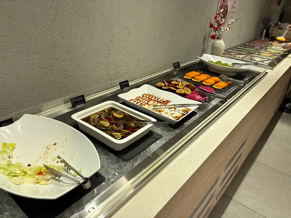 Barra de ensaladas casera estilo hotel