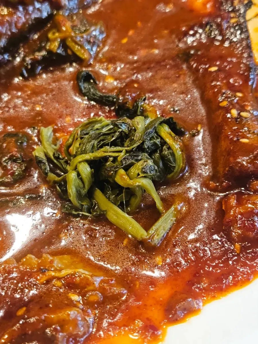 釜炊きご飯を添えたコダリの食事