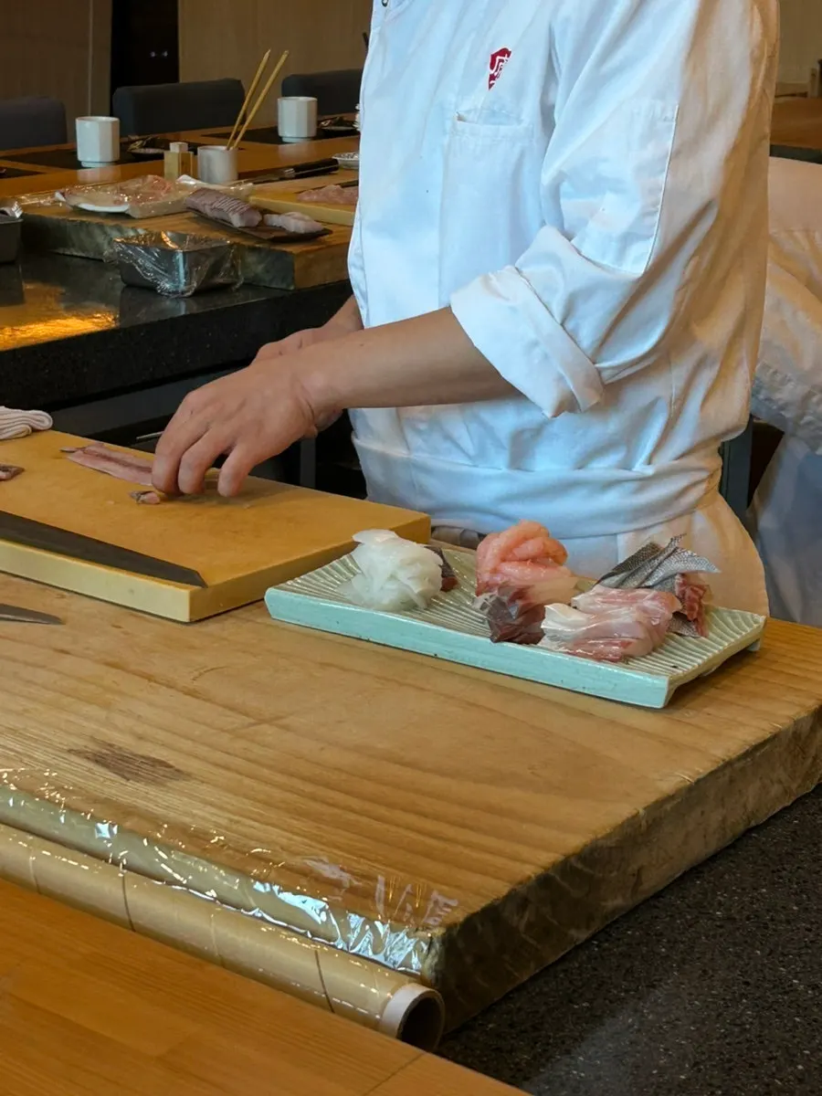 落ち着いた雰囲気のスシ・リョ店内