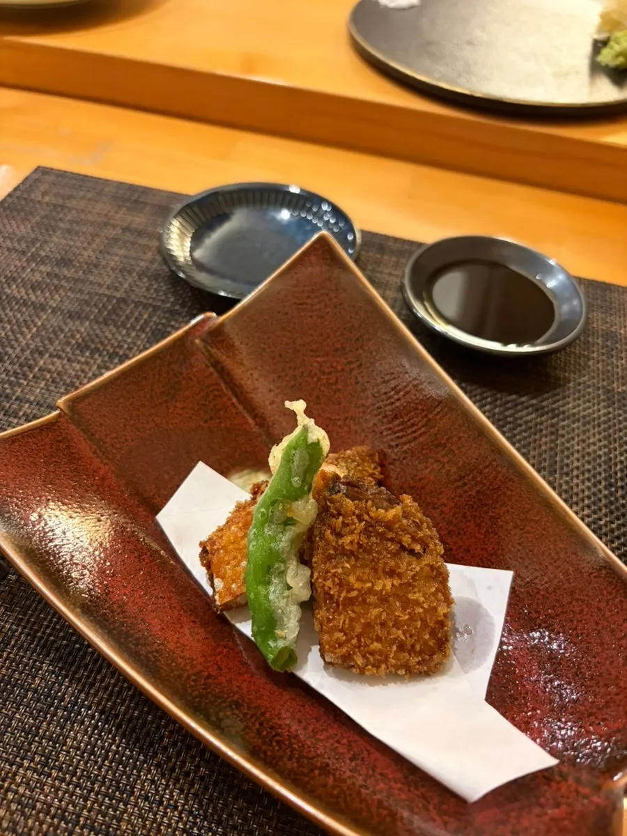 Kaisendon topped with minced tuna, salmon roe, and uni