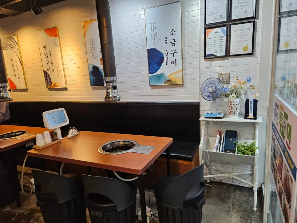 Interior of Ryeok Minmul Jangeogui Jeonmunjeom with grills and ventilation at each table