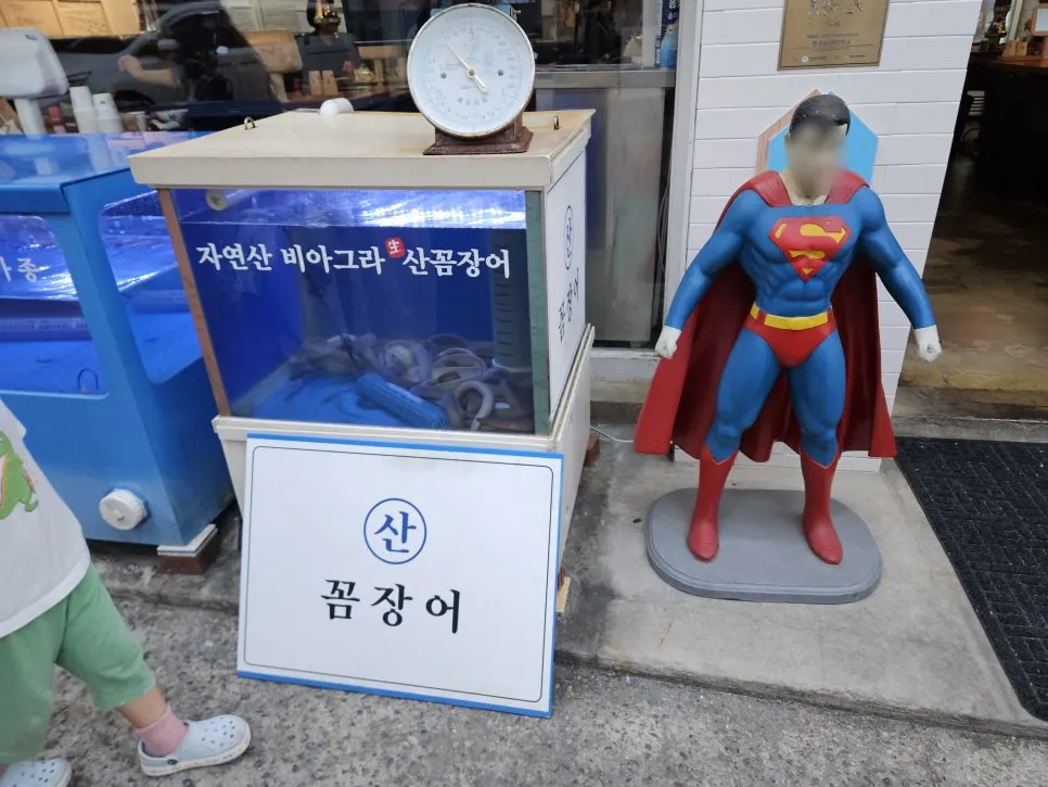 참숯 화로 위 장어구이 마무리 상차림