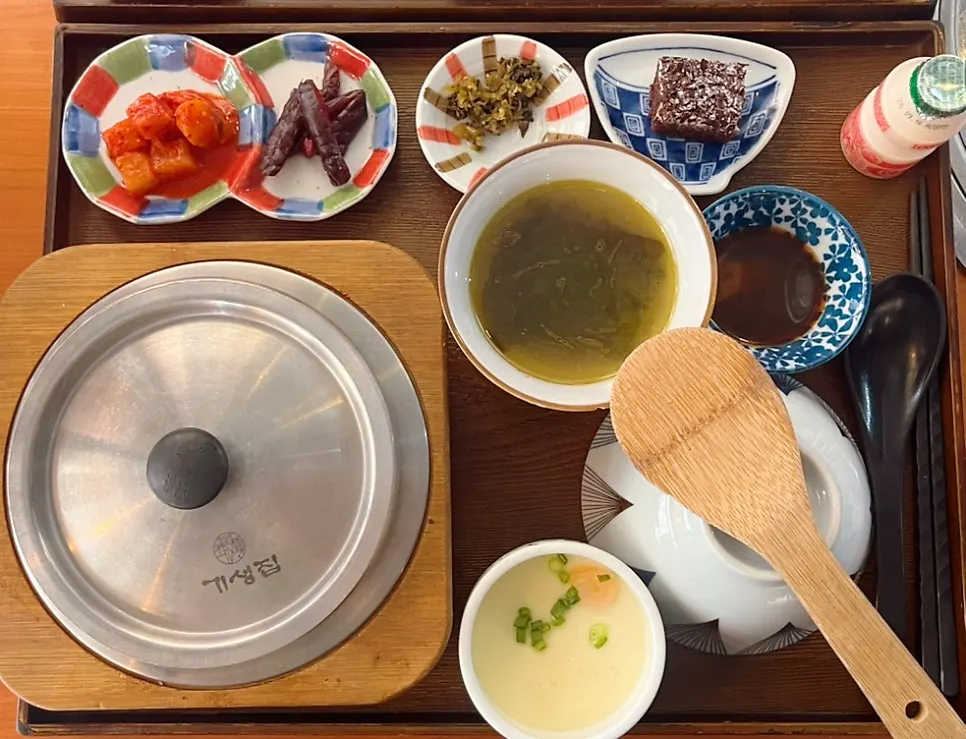 Abalone-eel hot pot rice with the lid removed