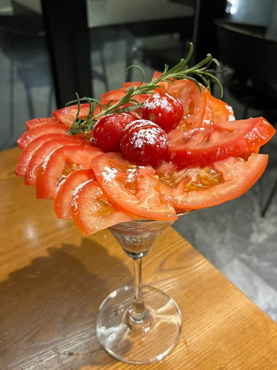 슈가파우더를 올린 류은 꿀토마토