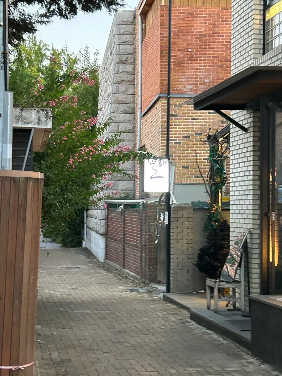 Exterior of Ryu-eun in an alley near Haengridang-gil