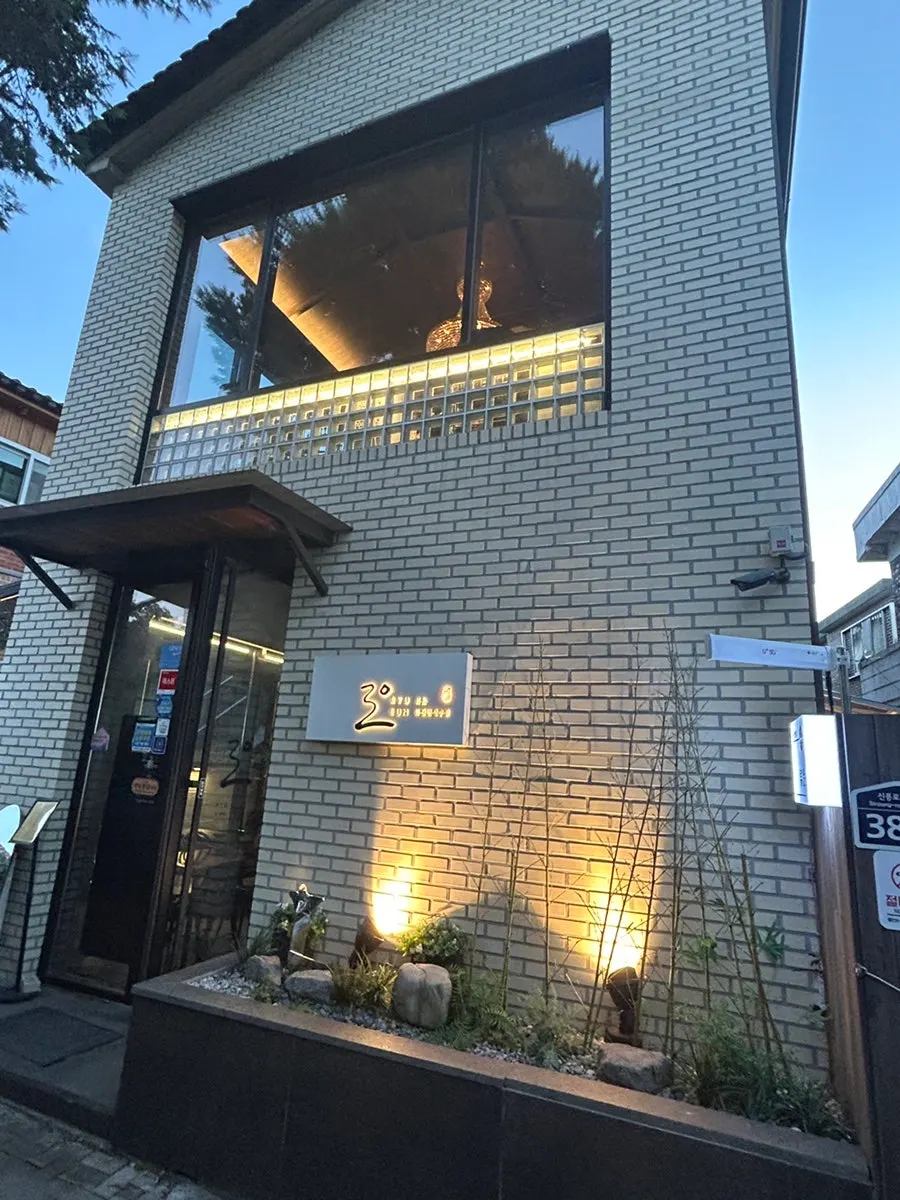 Full view of Ryu-eun's moody building