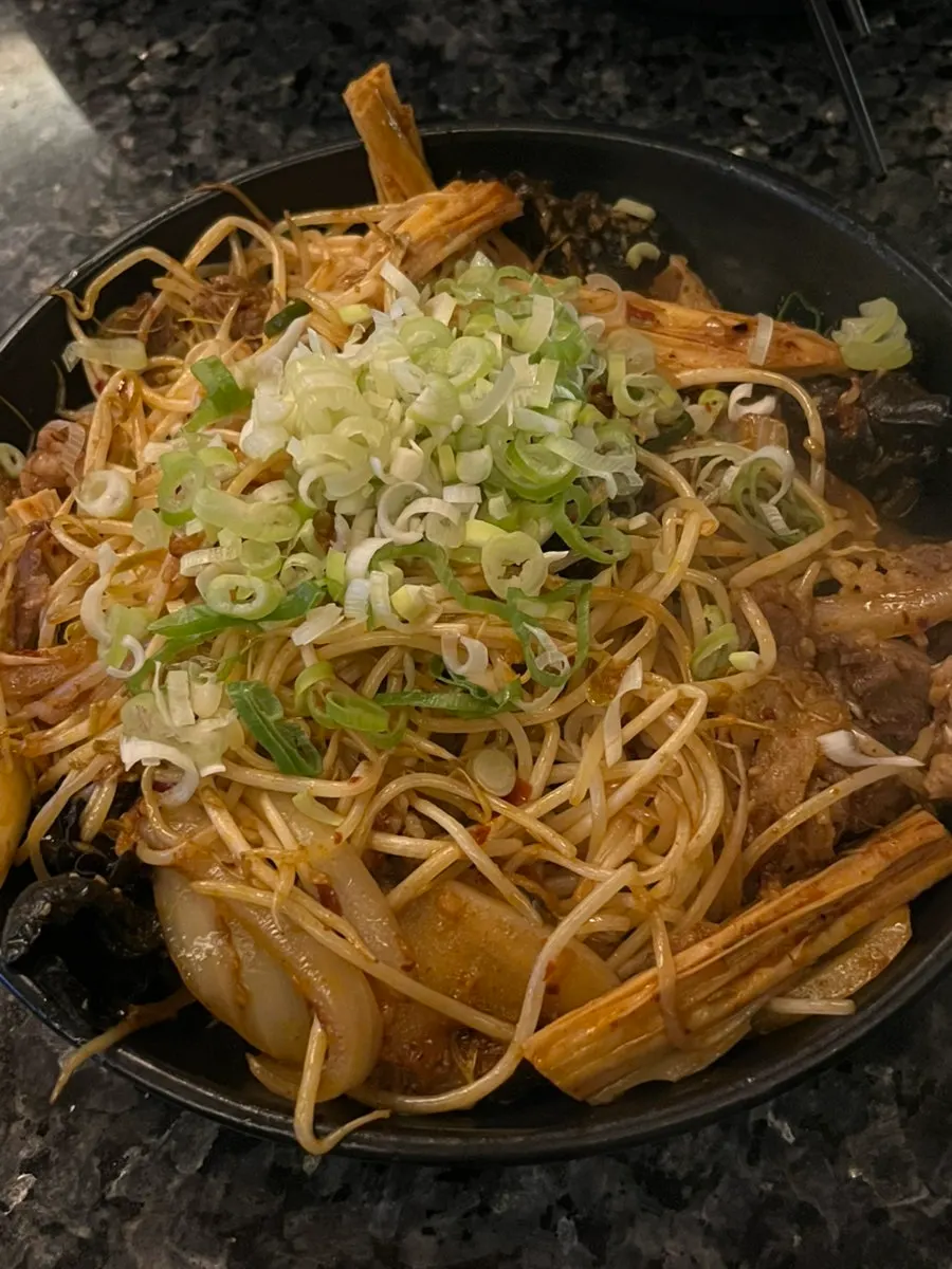우삼겹 마라숙주볶음 한 접시