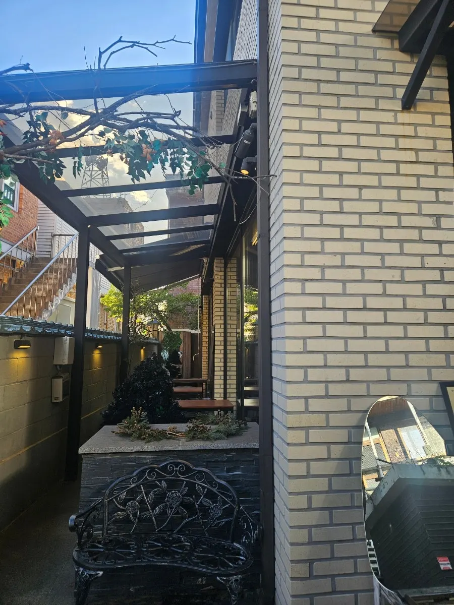 Street view of Ryu-eun with outdoor tables