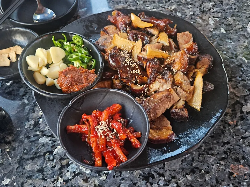 A plate of Ryu-eun's regular grilled jokbal