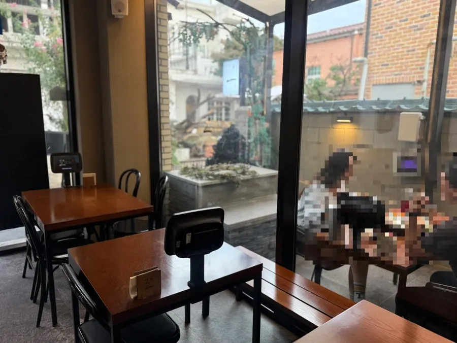 Ryu-eun's interior seating split between the 1st and 2nd floors