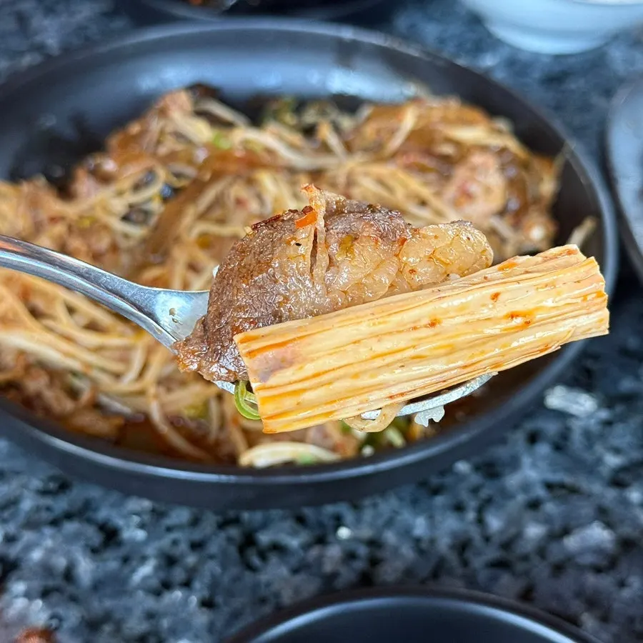 Eating the mala suchae bokkeum together with rice