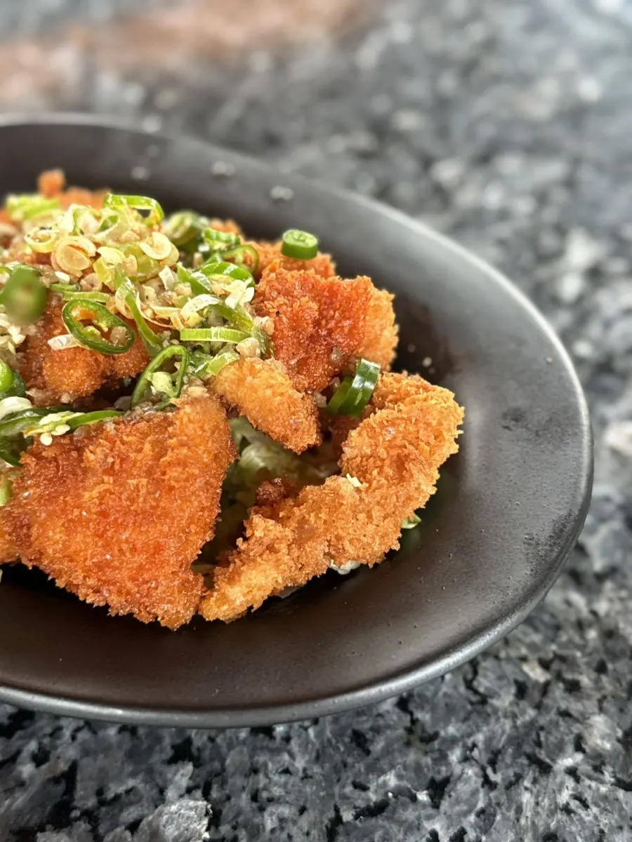 Thin, crispy fried chicken pieces of the yurinki
