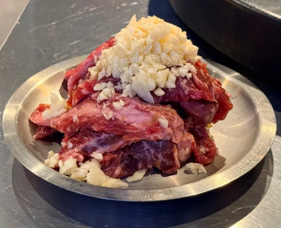 Main image of garlic marinated meat at Sutbul Ryuhwa Bangi Branch