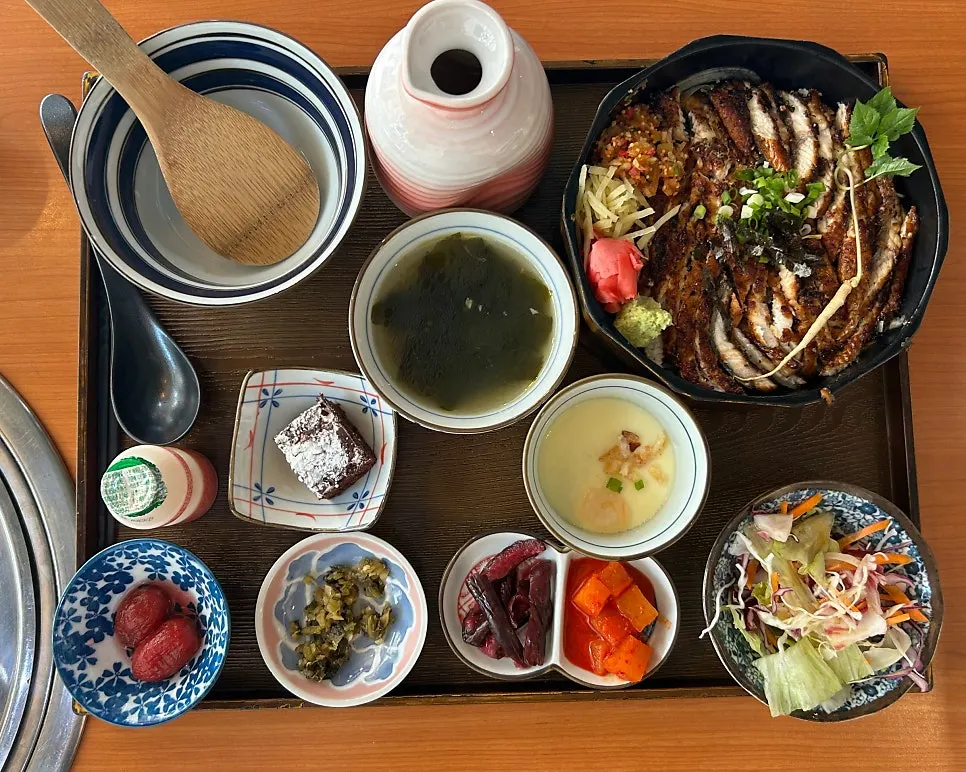 반찬이 함께 나온 히츠마부시 한상차림
