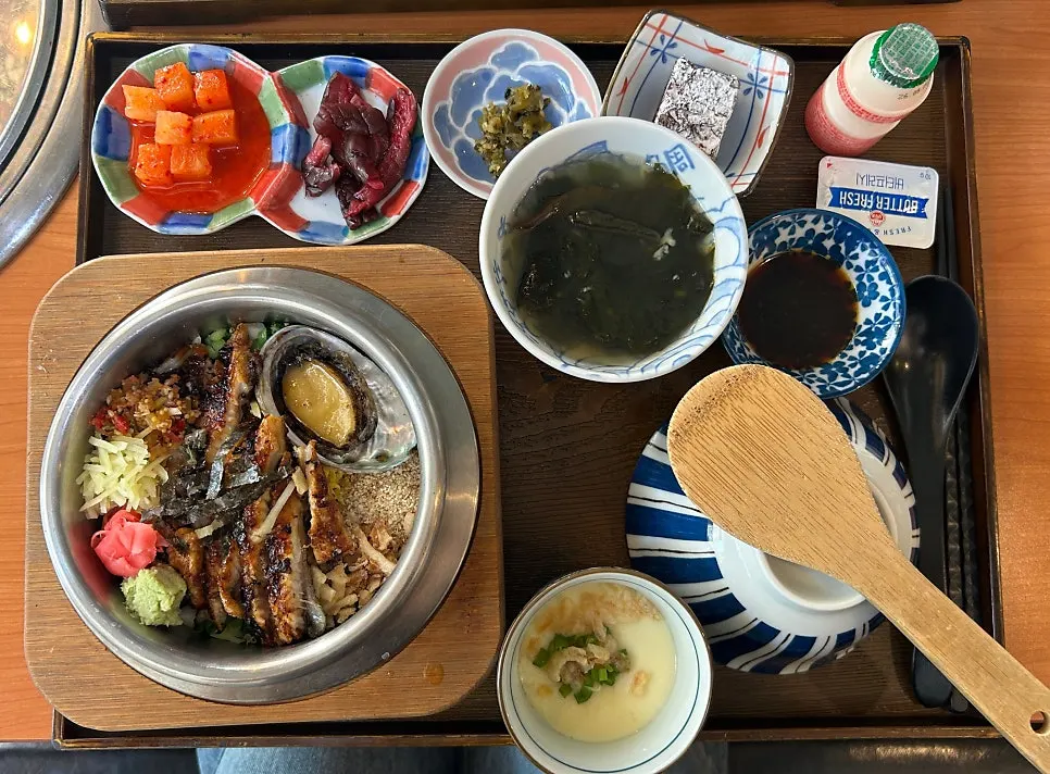 전복버터구이가 올라간 전복장어솥밥 한상