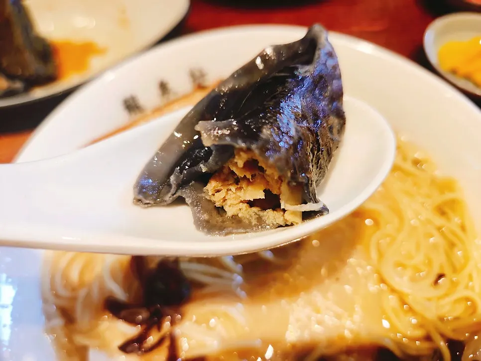 반으로 잘린 흑돼지 교자 속재료