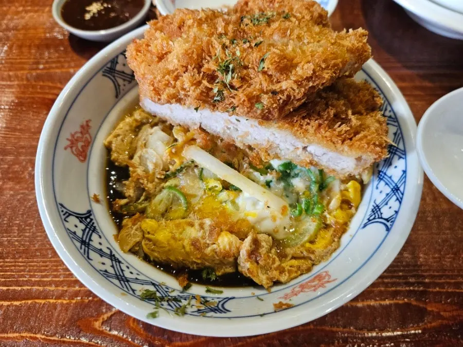 スクランブルエッグと甘辛タレソースがのったご飯