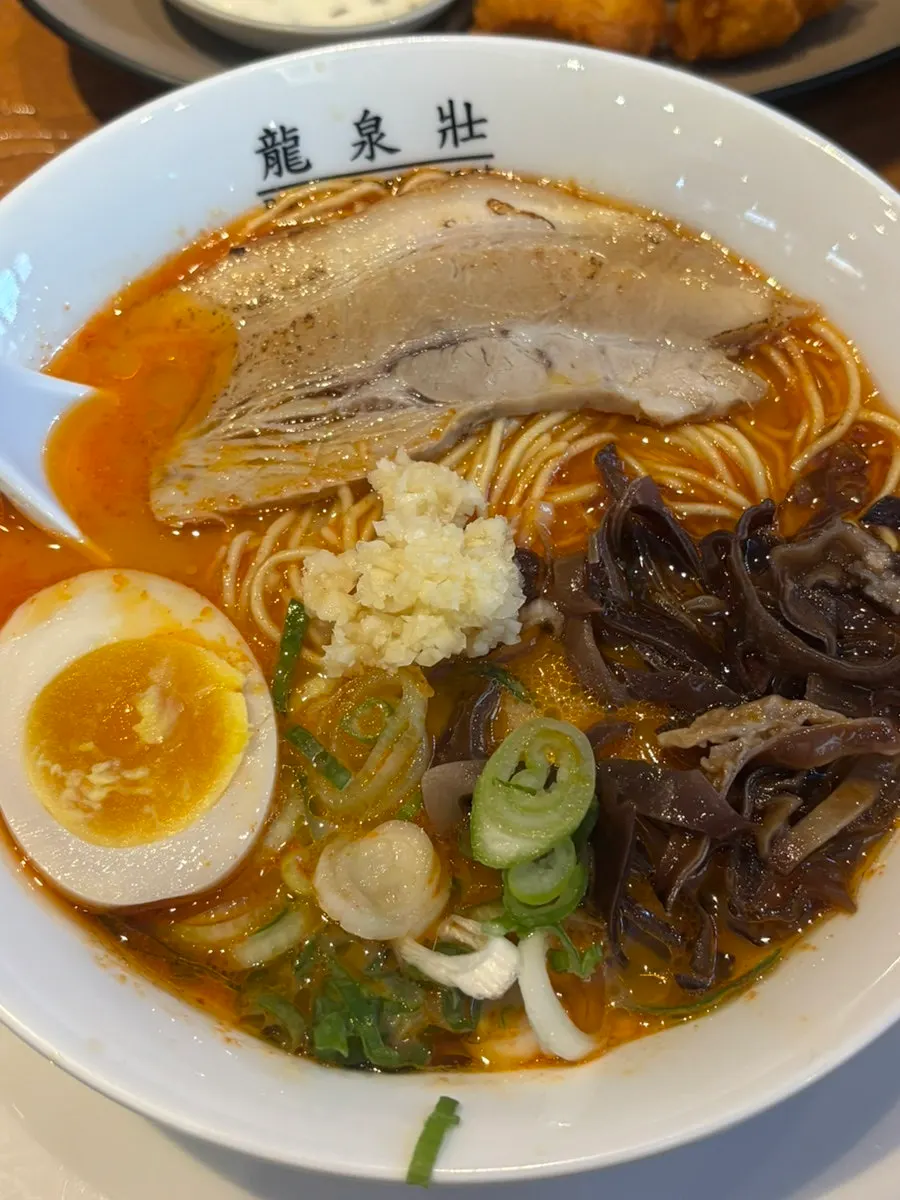 다진 마늘을 올린 카라 라멘 국물