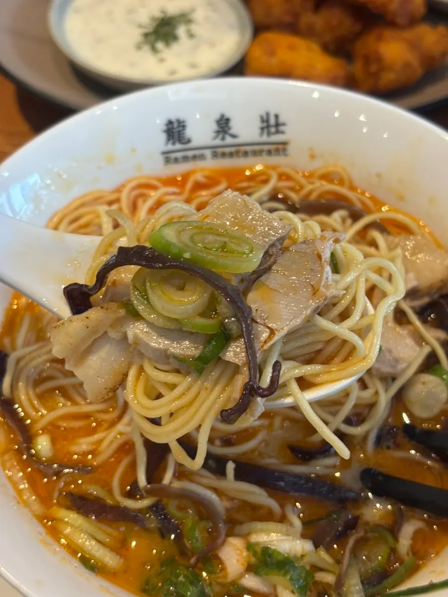 면을 감싼 기름진 차슈 한 점